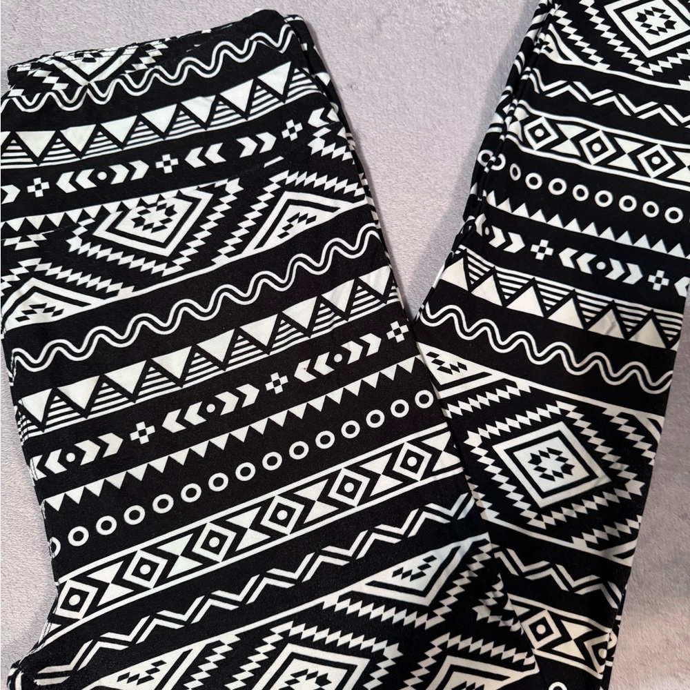 Black and White Geometric Patterned Leggings
